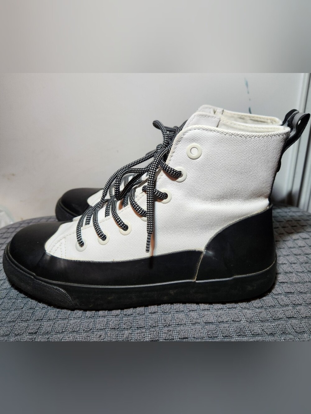 EUC Hunter Canvas Hi-Top Sneakers White Black Size Men’s 6.5 Womens 8.5 - Picture 2 of 7